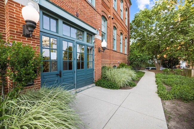Building Photo - 725 5th St SE