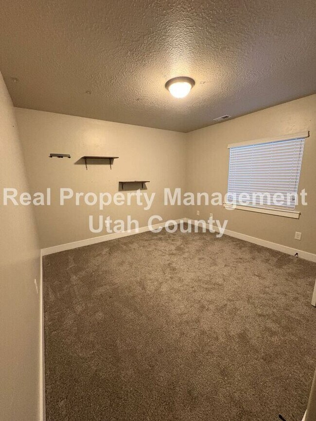 Building Photo - 2083 N Raspberry Dr