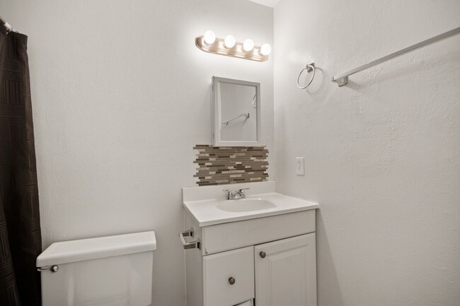 Building Photo - Bright Townhome in Lakewood!