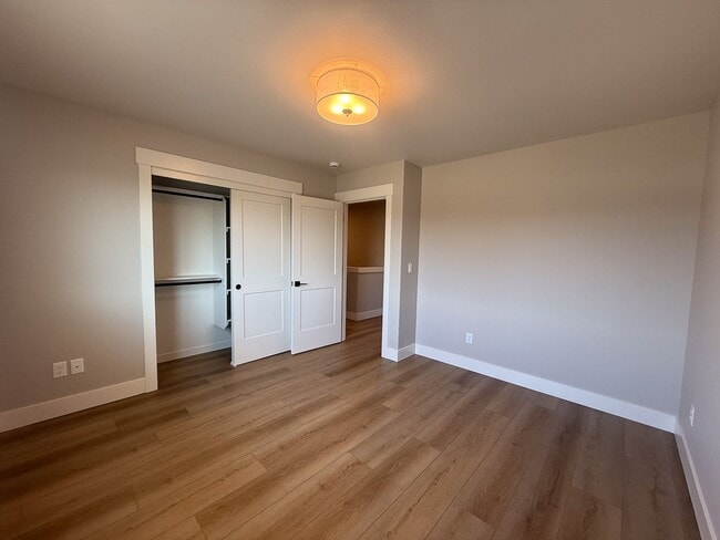 Building Photo - 634 NW Crater Lk Dr