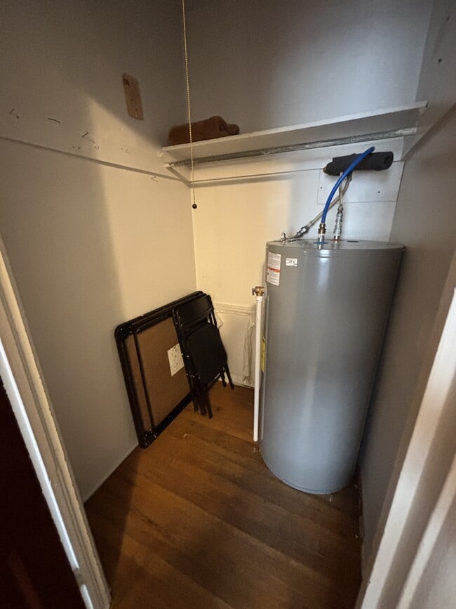 Building Photo - 122 7th St