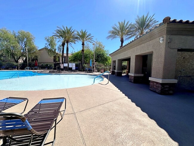 Building Photo - 1 WEEK FREE RENT! 1 BEDROOM DOWNSTAIRS CONDO IN GATED COMMUNITY 1 CAR GARAGE
