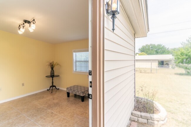 Building Photo - Charming 3 bedroom 2 bath home available soon!!