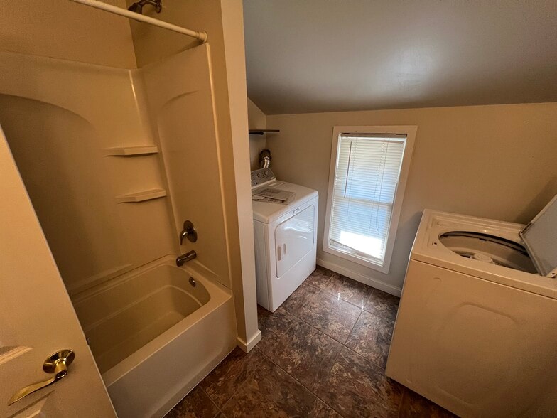 Building Photo - 310 Ash St