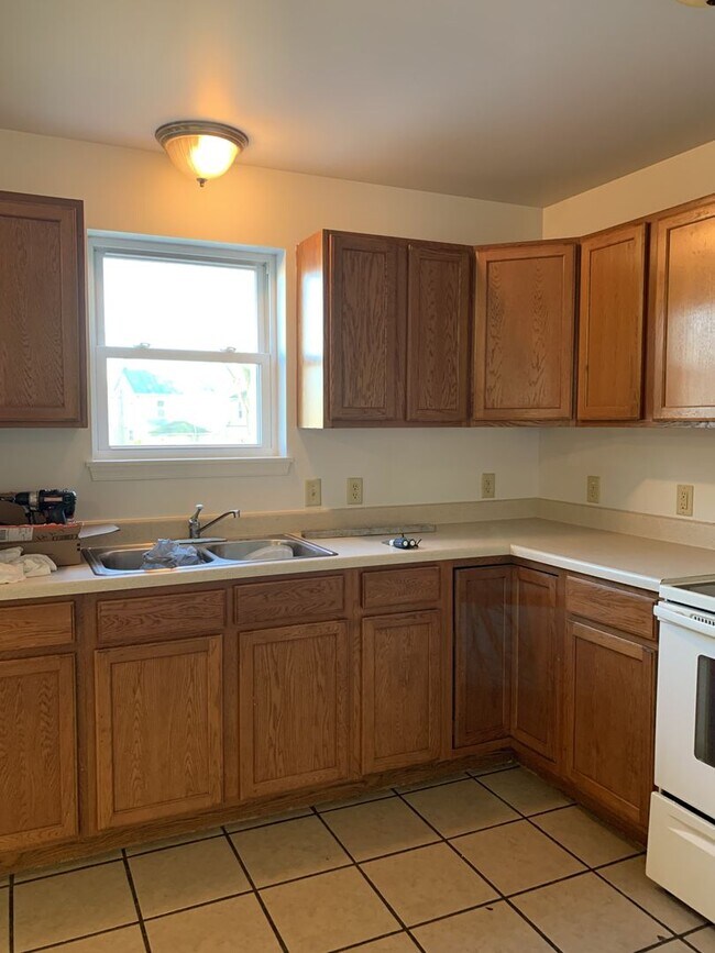 Building Photo - PERFECT COLLEGE RENTAL ONLY A HALF MILE FR...