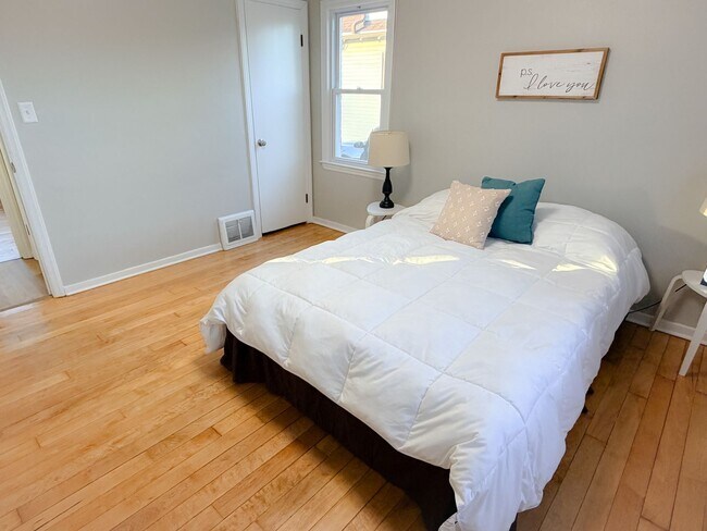 Building Photo - For rent or Sale - 3 bedroom 1 bath house - Updated throughout