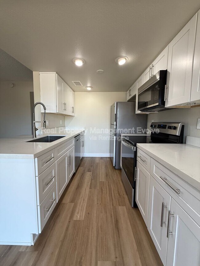 Building Photo - 3801 E Greenway Rd