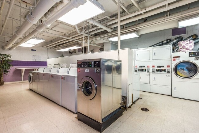 Building Photo - Charming & Bright Studio at River Place North