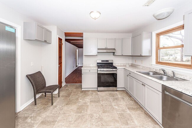 Building Photo - 4 Bedroom, 2.5 Bathroom Home on James Island