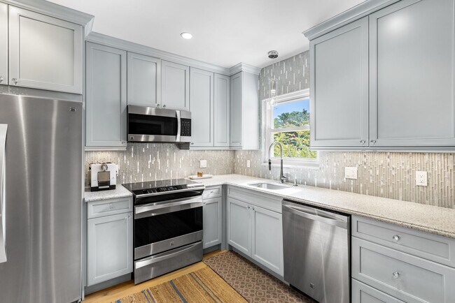 Building Photo - ** OLDE NAPLES ** 2 BED / 1 BATH - CONDO - TURNKEY - 3 BLOCKS FROM GULF - SEASONAL OR SHORT TERM