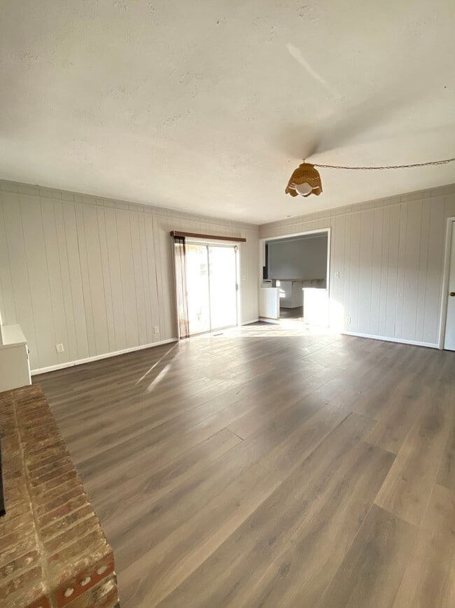 Building Photo - 18 Edwin Ave