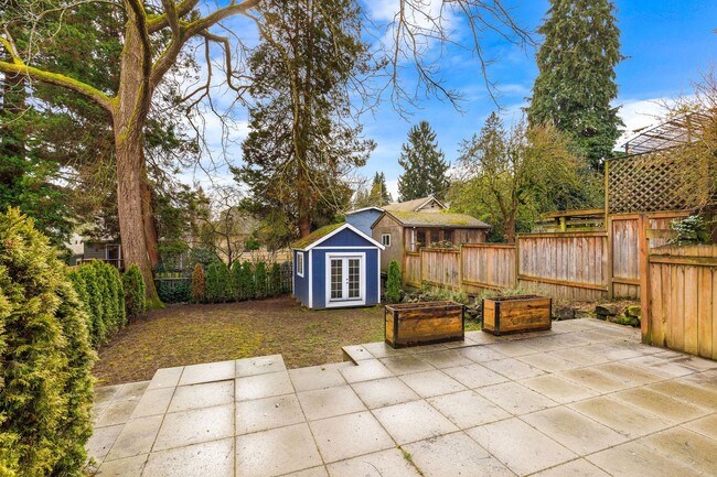 Building Photo - Remodeled Greenlake Charmer