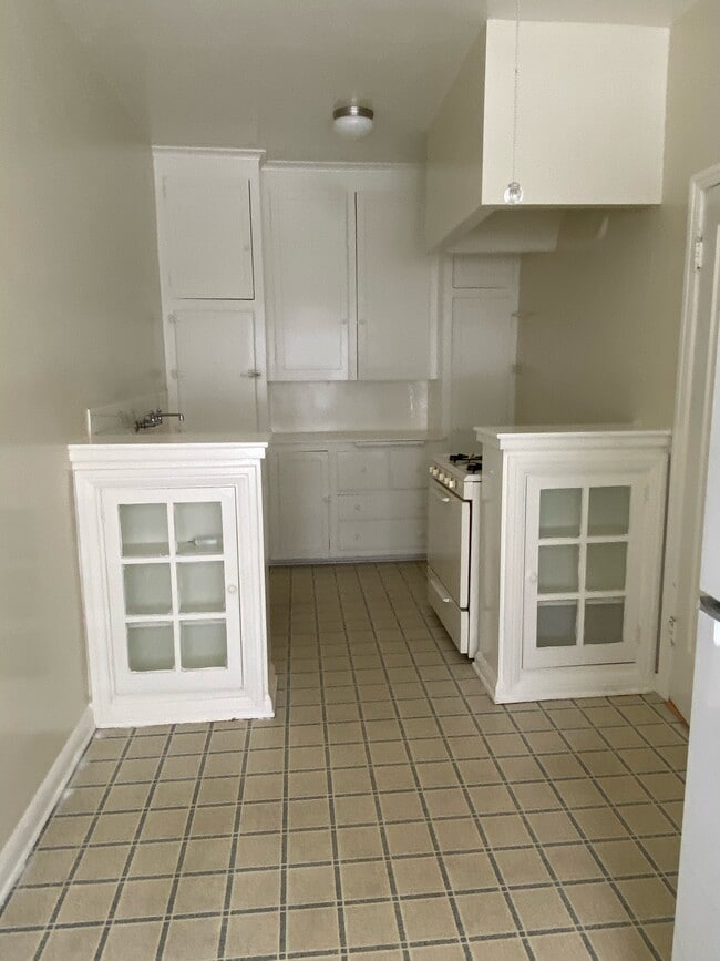 Kitchen - 1327 S Gramercy Pl