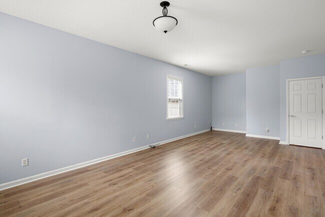 Building Photo - Spacious House in Hadley Park