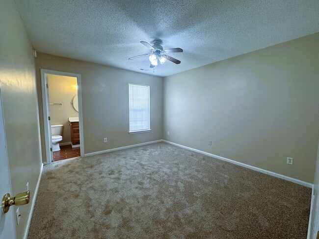 Building Photo - 2 BR/ 2 Bath End Unit! Minutes to Camp Lejeune!