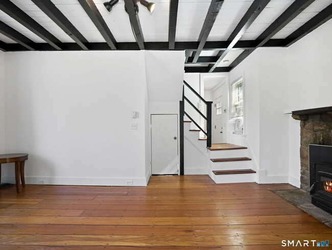 Building Photo - 212 New Canaan Ave