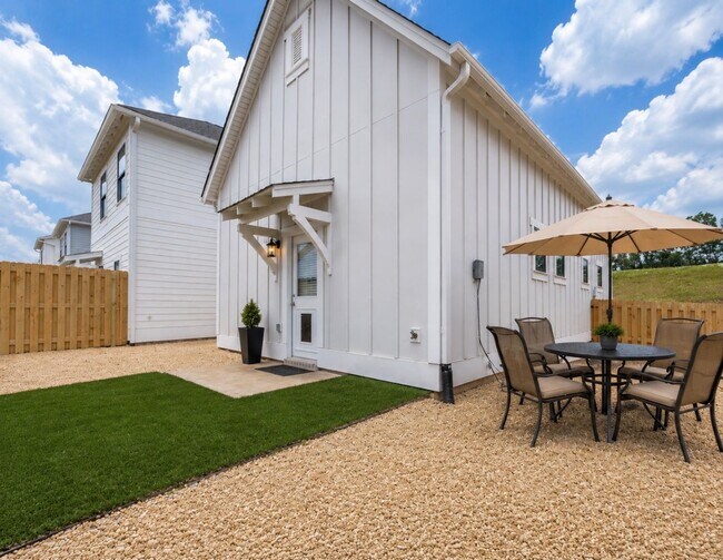 Building Photo - One Bedroom Cottage with Fenced Backyard!