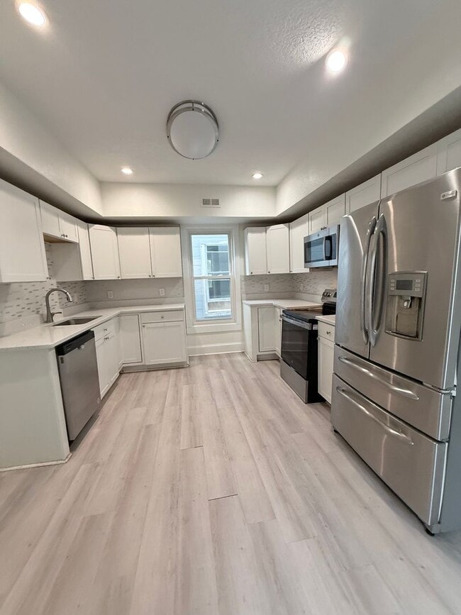 Building Photo - Gorgeous Four Bedroom Completed Upgraded