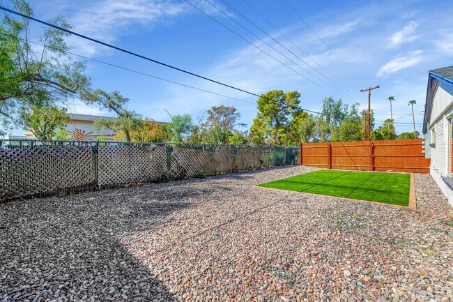 Building Photo - Fully Renovated 2 Bed / 2 Bath in Central ...