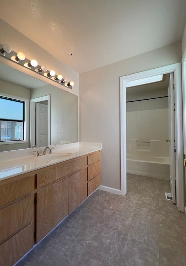 Building Photo - 64 Fountain Grove Cir