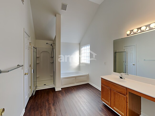 Building Photo - 5124 Kiev Dr