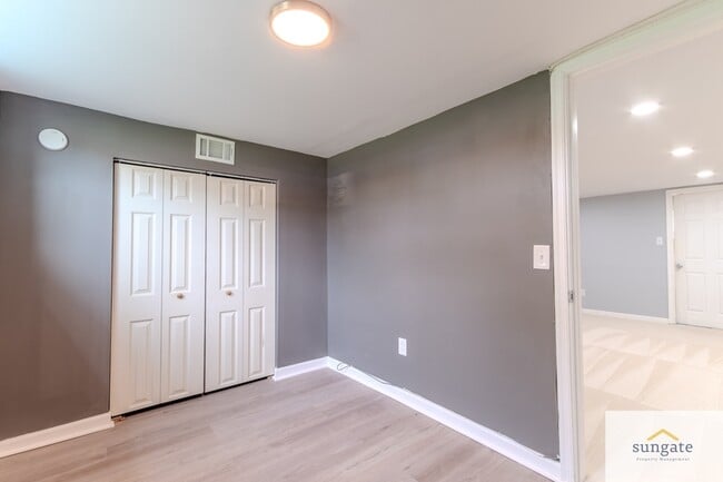 Building Photo - 945 Stormont Cir
