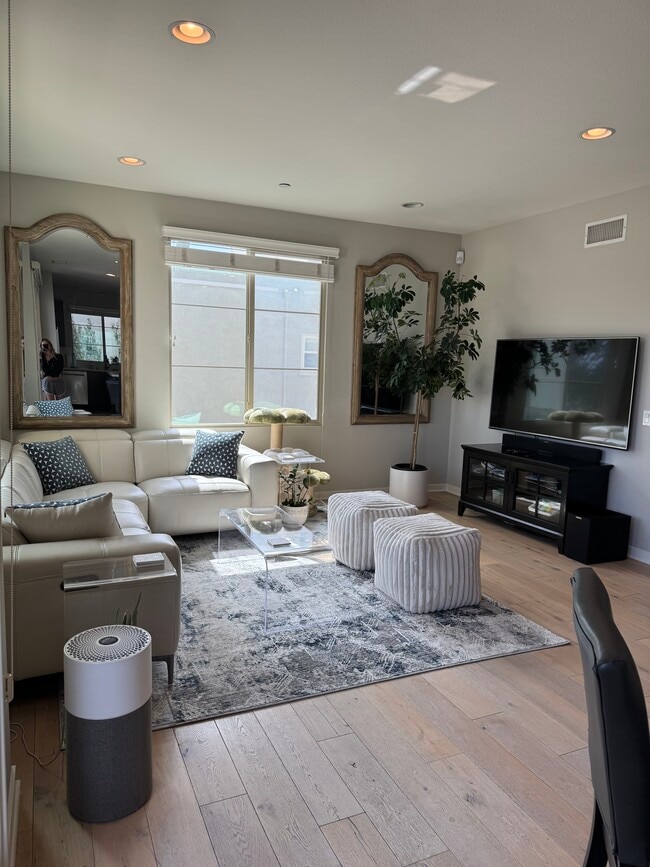 Bright open Living Room - 5256 Pacific Ter