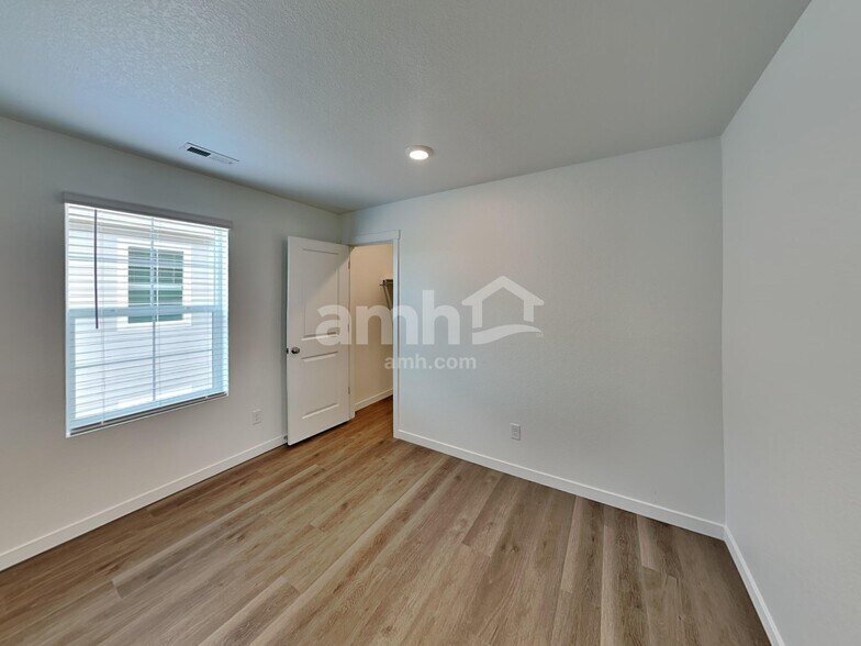 Building Photo - 26103 E Calhoun Pl