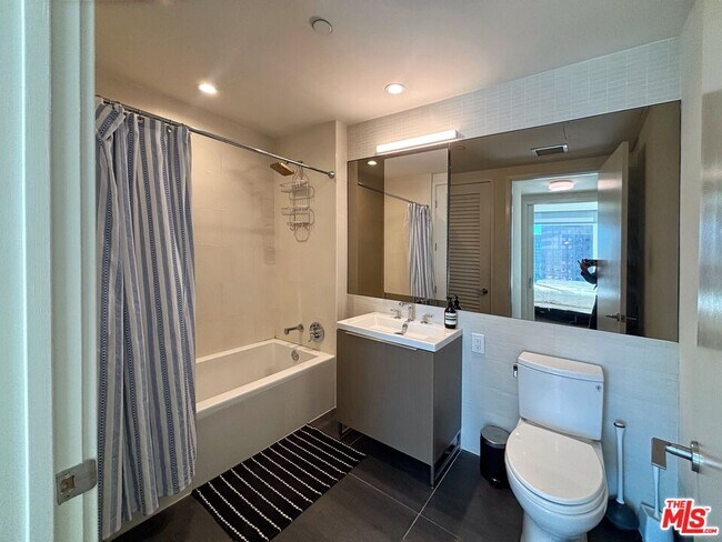 Building Photo - 889 Francisco St