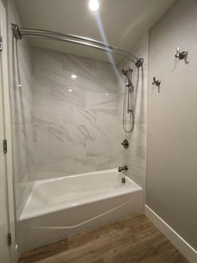 Building Photo - Tahoe Park 2 Bedroom Near UC Davis Med Center