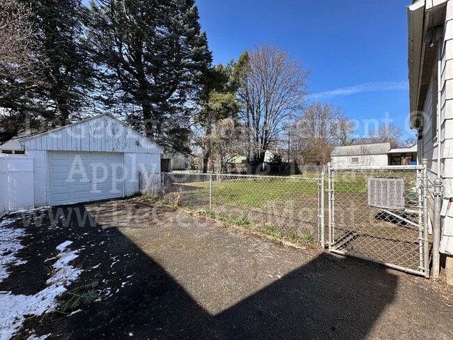 Building Photo - Gorgeous Spacious 4 Bedroom 1.5 Bath Singl...
