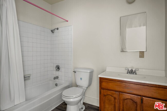 Building Photo - 1095 W 39th St