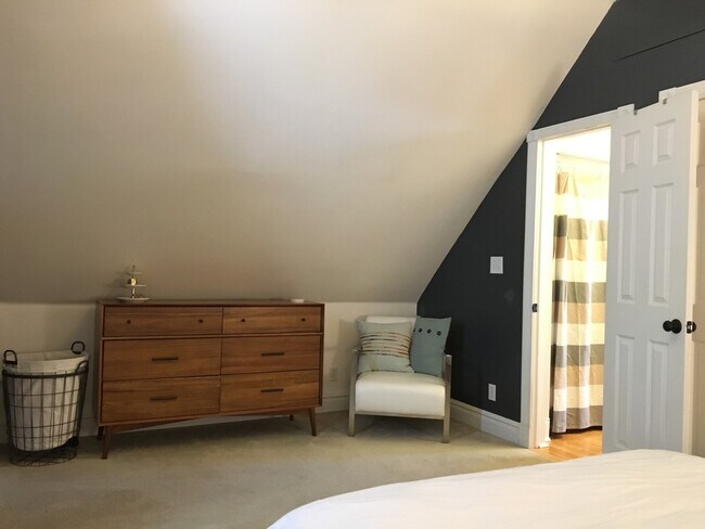Building Photo - Bright and Cozy 2-Bedroom in Sunnyside wit...