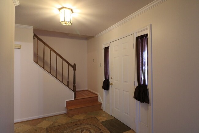 Building Photo - Spacious 4BD/2.5BA Colonial on Quiet Cul-d...