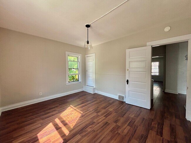Building Photo - 802-806 Cedar