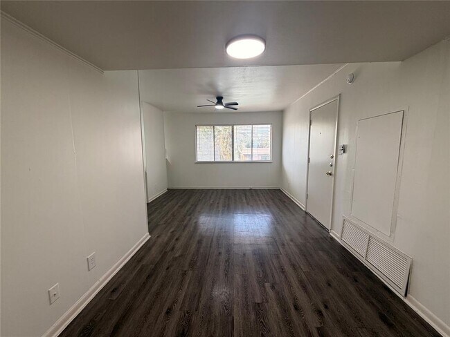 Building Photo - 3304 Red River St