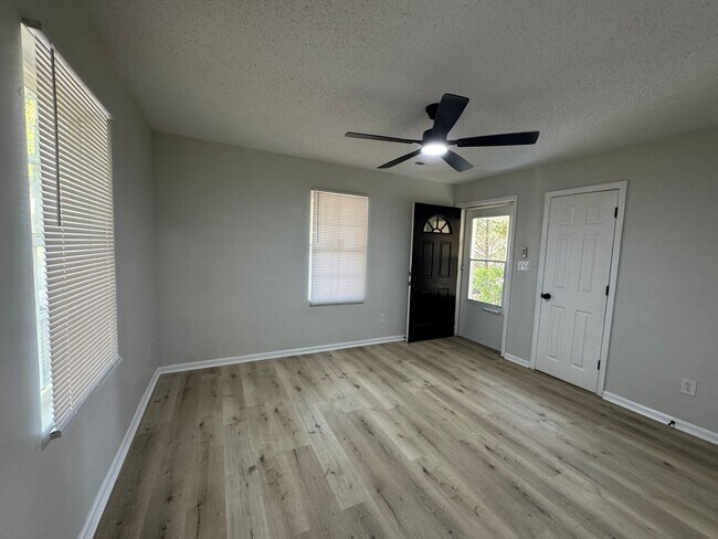 Building Photo - 3bed/2bath freshly renovated home!