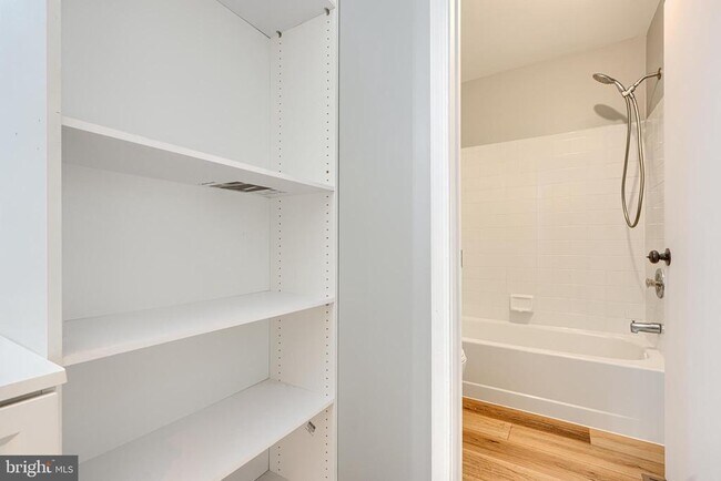 Building Photo - 28 Sandstone Ct