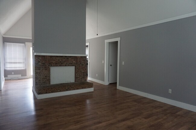 Building Photo - 814 Lorraine Dr