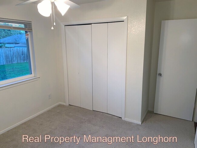 Building Photo - Beautifully Renovated 4/2 One story George...