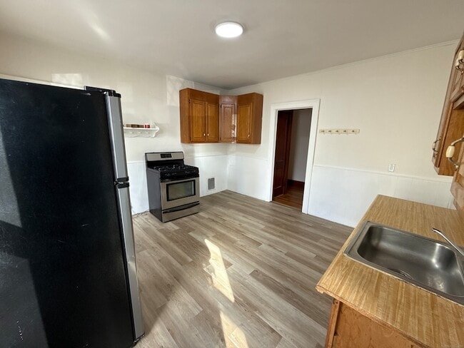 Building Photo - 411 Ellis St