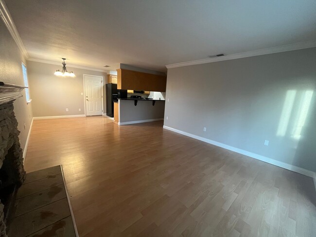 Building Photo - 3bed 2bath available in Rosemont! Pet frie...