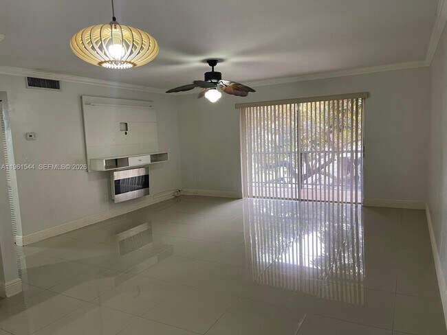 Building Photo - 10367 N Kendall Dr