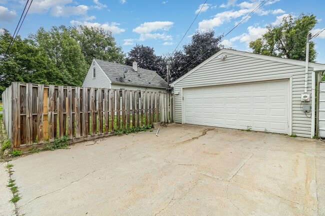 Building Photo - Beautiful 4 Bed 2 Bath Home With Fence and...