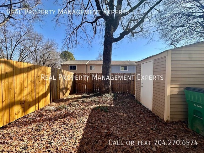 Building Photo - Charming 3BR/1.5BA Townhouse in Charlotte!