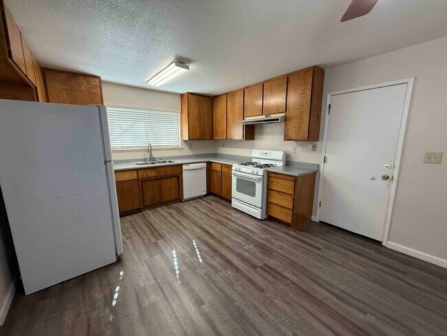 Building Photo - 3 Bed 2 Bath Just a Short Distance to Sac ...