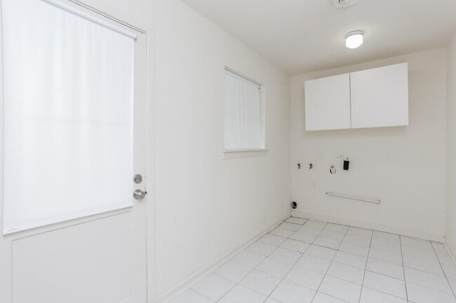 Building Photo - 9753 Tappenbeck Dr