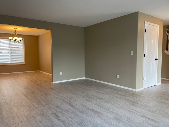 Building Photo - Spacious 5 Bedroom Home! Granite Counters! Pet friendly! Tons of Room for Entertaining!