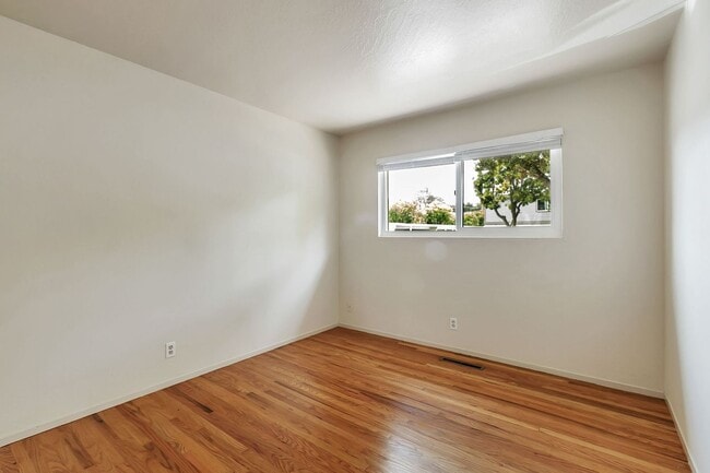 Building Photo - Great Updated Sunnyvale Home Near Tech Com...