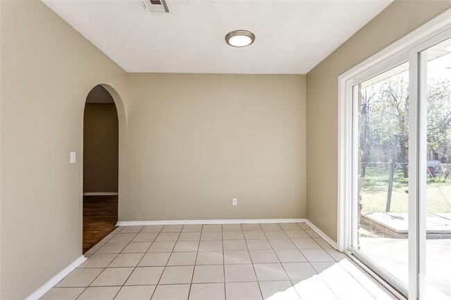 Building Photo - 645 Lloyd Ave